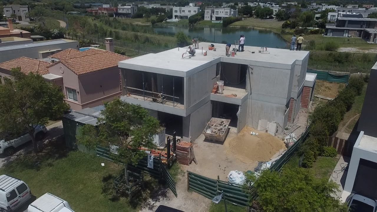 Vista aérea de una obra con aplicación en el techo