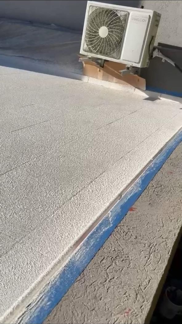 Terraza recién terminada con corcho proyectado blanco